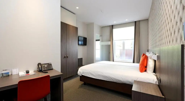 Square Hotel