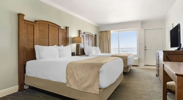Четырёхместный номер Standard Best Western on the Beach
