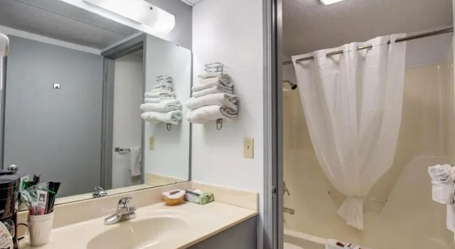 Номер Standard Howard Johnson by Wyndham Branson Theatre District
