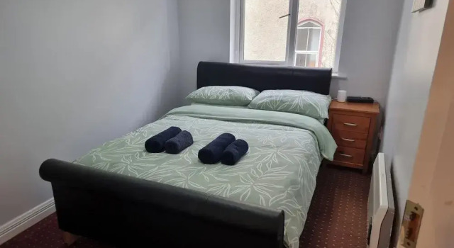 3 Bedrooms - Sleep 7 - Garden - Private Parking, Prenota Casa vacanze Hotel a Connacht con parcheggio, Parcheggio
