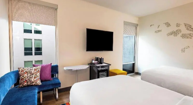 Четырёхместный номер Standard Aloft by Marriott Savannah Downtown Historic District