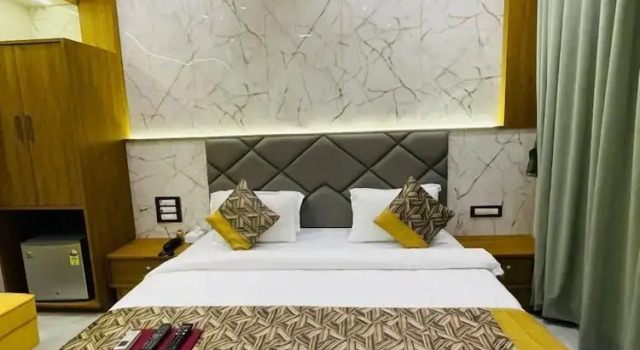HOTEL DOUBLE CROWN Mumbai AIRPORT T2, Забронировать Отель Недорогие отели штата Махараштры, недорого