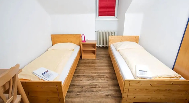 YoHo - International Youth Hostel, Забронировать Хостел Отели Окрестностей Зальцбурга с парковкой, рядом с Дом Моцарта, Парковка