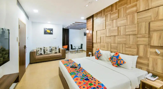 Люкс Treebo Golden Swan Tambaram