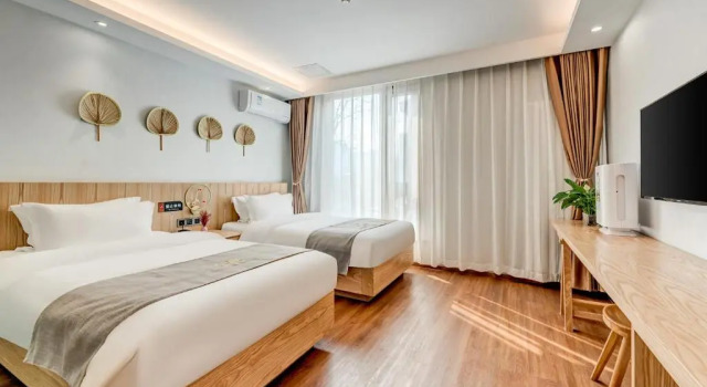 Двухместный номер Standard Happy Dragon City Culture Hotel -In the city center Close to Forbidden City&Wangfujing Street&Subway Nearby &free coffee & Free laundry&English speaking with tour services &Free WiFi unlimited for Western software