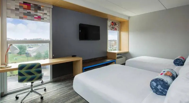 Кровать в общем номере Aloft by Marriott Louisville East