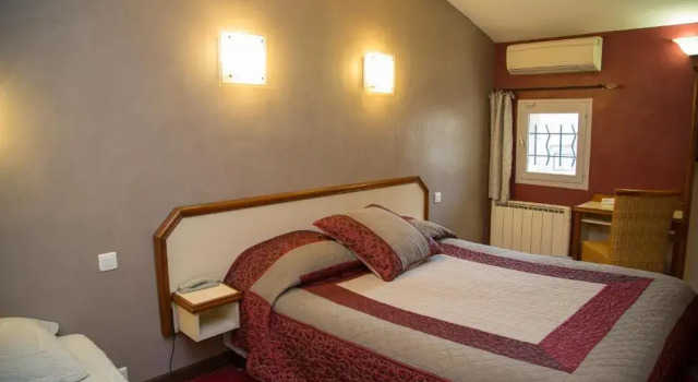 Номер Standard Logis Hôtel La Farigoule