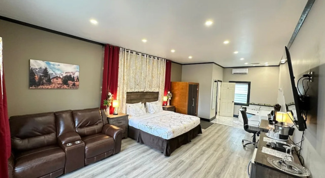 Люкс Royal Motel 7 Inn & Suites