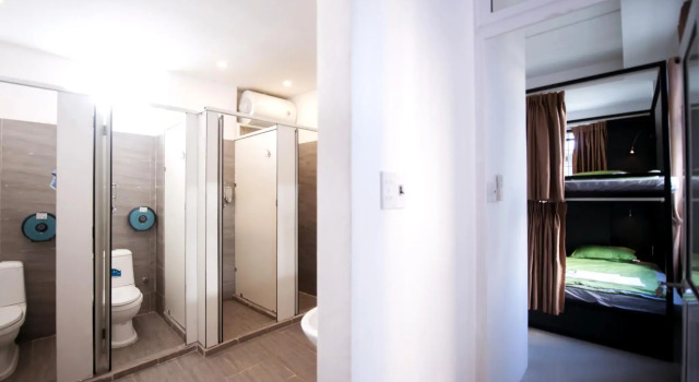 Кровать в общем номере Danang Tomodachi House