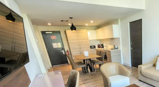 Номер Deluxe c 1 комнатой с балконом CH Luxury Condos & Studios On The Beach