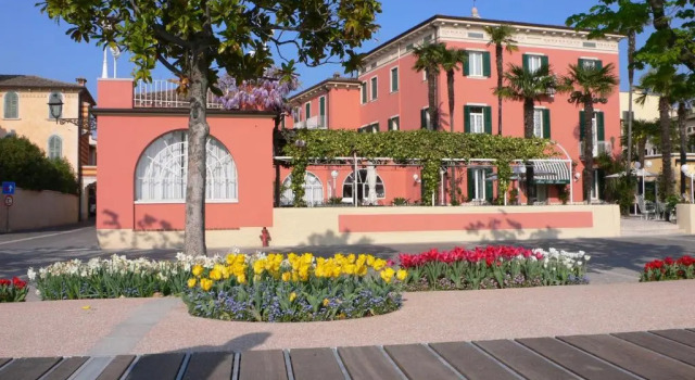 HOTEL ALLA RIVIERA lake view, Забронировать Отель Отели в центре Бардолино, в центре, Парковка