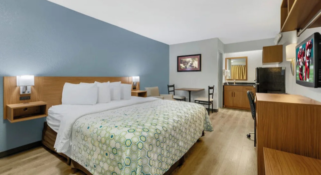 Студия HomeTowne Studios by Red Roof Buffalo - Niagara Airport