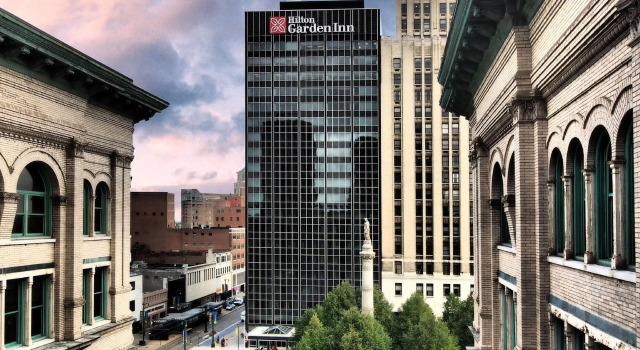 Кровать в общем номере The Hilton Garden Inn Buffalo-Downtown