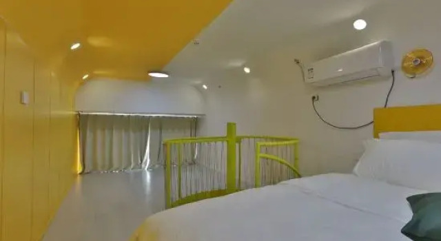 Кровать в общем номере There is a loft minimalist luxury smart homestay (Hongqi Street, there is a mountain store)