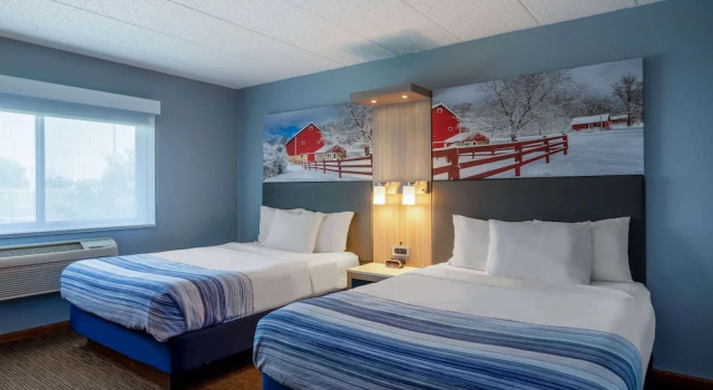 Четырёхместный номер Standard AmericInn by Wyndham Eau Claire
