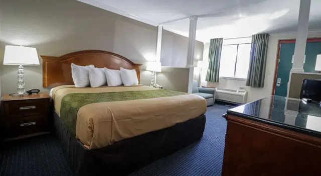Двухместный люкс University Inn & Suites