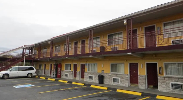 Deluxe Inn - Knoxville