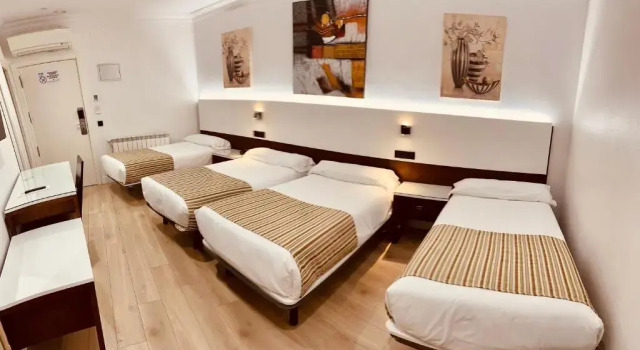 Четырёхместный номер Standard Hostal Sol Square Madrid