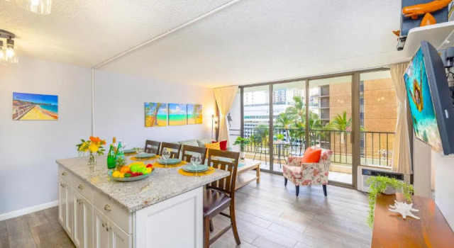 Beautiful 7th Floor with Partial Ocean Views | 1 Block to Beach | Free Parking & WIFI, Rezerwuj Hotel Waikiki Honolulu