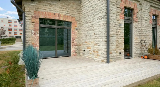 High ceiling loft with its own backyard and a terrace