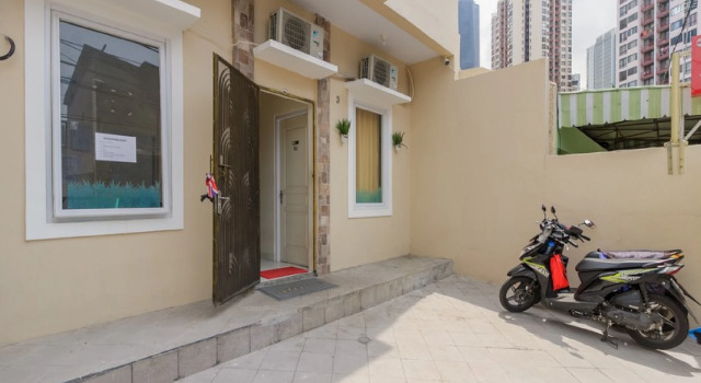 RedDoorz Plus near Taman Rasuna Menteng, Забронировать Гостевой дом Гостевые дома Джакарты, рядом с Menara Imperium, Гостевой дом