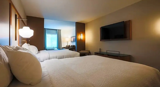 Четырёхместный люкс с частичным видом Fairfield Inn & Suites Marquette