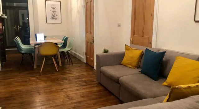 Коттедж Large CityCentre Townhouse & Hot Tub, Pool Table and Offroad Parking