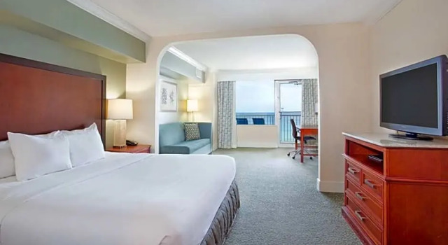 Четырёхместный номер Standard с 3 комнатами Hilton Pensacola Beach