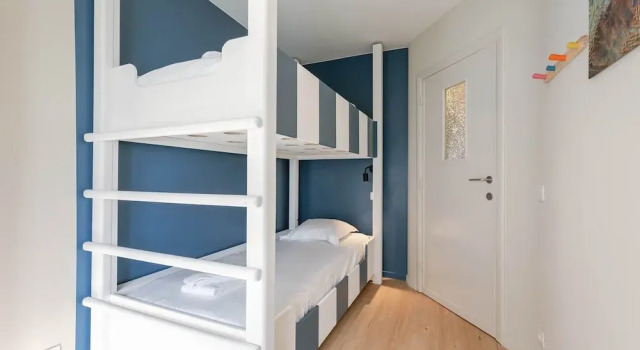 Huswell - Modern Family Flat Steps From the sea