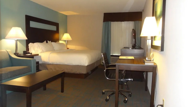Двухместный люкс Holiday Inn Express Hotel Kansas City - Bonner Springs by IHG