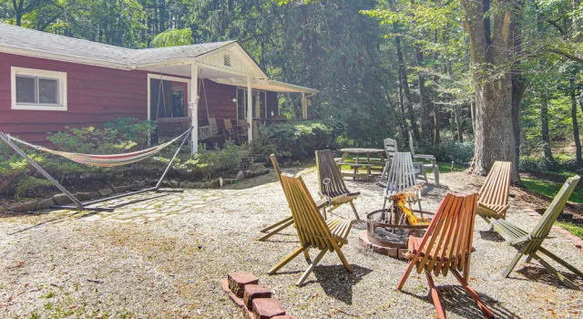 Коттедж 20-acre Cabin w/ Pond: 6 Mi to River Arts District
