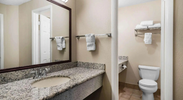 Двухместный люкс Clarion Inn near JBLM