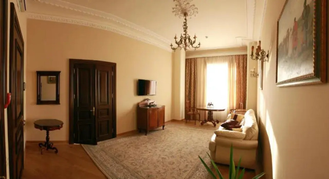 Люкс British Club Lviv