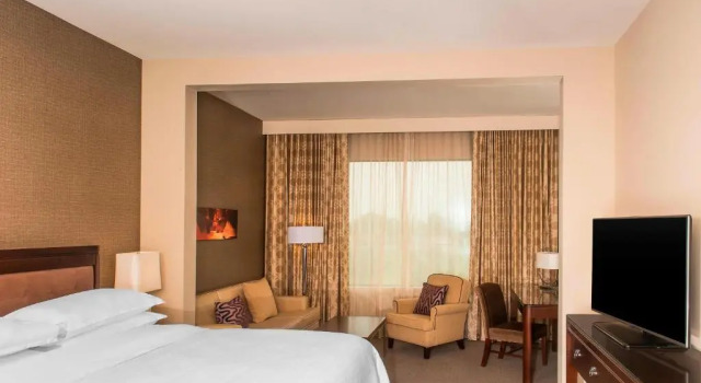 Клубный полулюкс c 1 комнатой Sheraton Mesa Hotel at Wrigleyville West