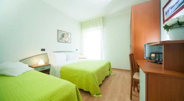 Четырёхместный номер Standard с балконом Hotel Betty