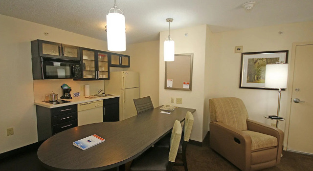 Четырёхместный люкс с 2 комнатами Candlewood Suites Newport News-Yorktown by IHG