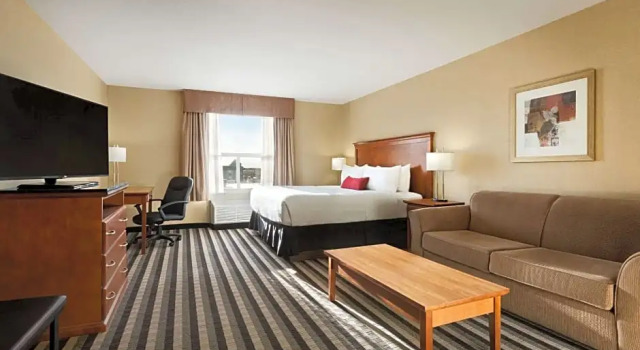 Четырёхместный люкс Days Inn & Suites by Wyndham Edmonton Airport