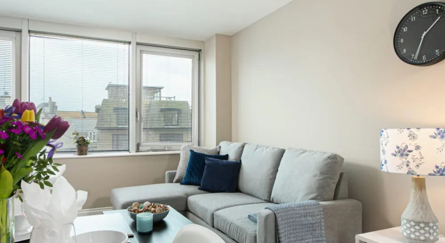 Gorgeous 5 Star Location 2 min to Brighton Beach