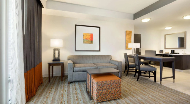 Двухместный люкс с балконом Embassy Suites by Hilton Greenville Downtown Riverplace
