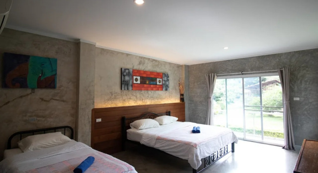 Трёхместный семейный номер Standard с балконом GongKaew HuenKum Hotel