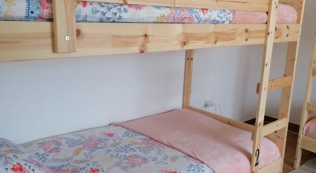Кровать в общем номере Carlos Beach Guest House
