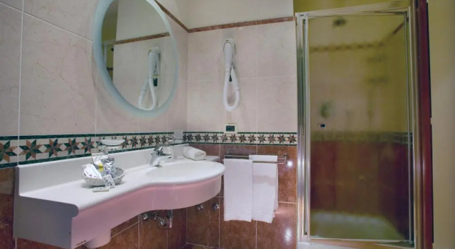 Семейный номер Standard с видом на озеро Hotel La Rondine