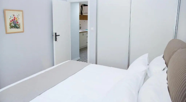 Fully Renovated Modern Beauty in Athens, Забронировать Отель Отели Афины с парковкой, рядом с Театр Каролос Коун "Театрон технис", Парковка