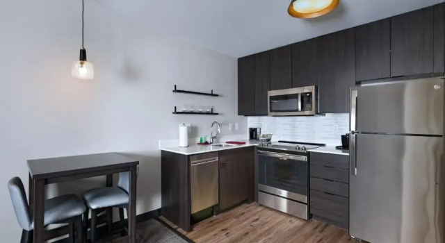 Четырёхместный люкс c 1 комнатой Residence Inn by Marriott New Brunswick Tower Center Blvd