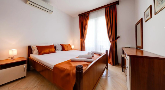 Petrovac Holiday Apartments, Book Apartment Cheap Hotels in Budva County