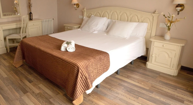 Четырёхместный семейный номер Standard с балконом Hotel Roger de Flor by Seleqtta