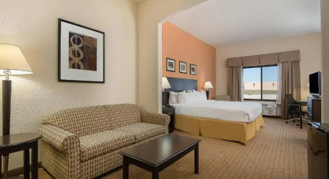 Люкс Holiday Inn Express and Suites Lafayette East by IHG