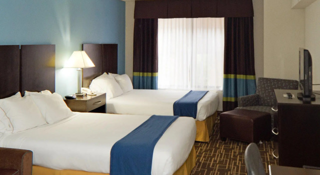 Четырёхместный номер Standard Holiday Inn Express & Suites Greenville-Downtown by IHG