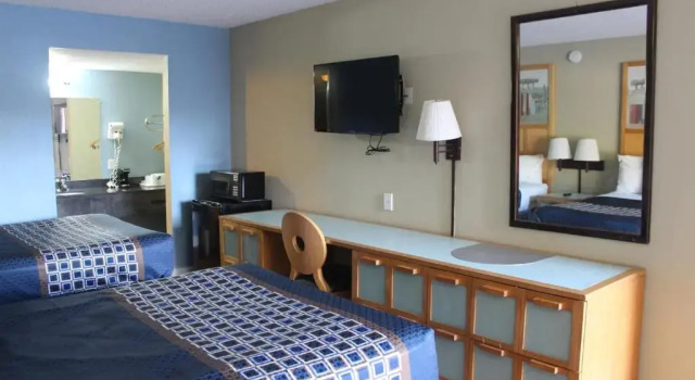 Четырёхместный номер Deluxe Tampa Inn Near Busch Gardens