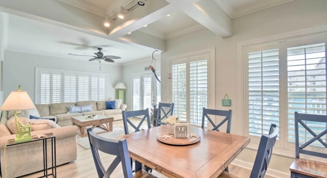 Апартаменты с 4 комнатами с балконом Ocean Isle Condo With Community Pool & Hot Tub!